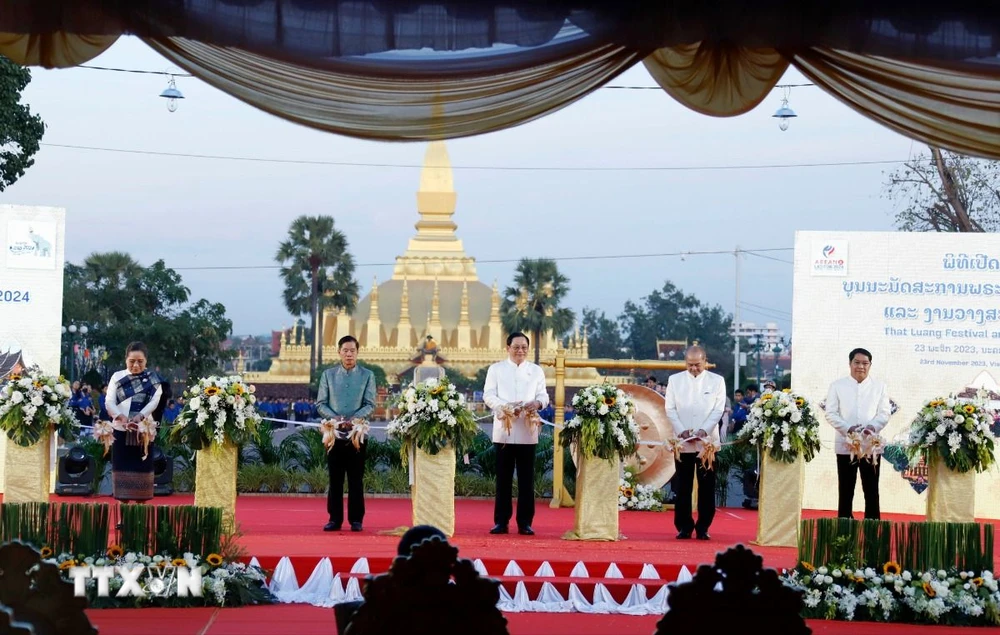Thủ tướng Sonexay Siphandon và các quan khách Lào cắt băng khai mạc Năm Du lịch Lào 2024. (Ảnh: Phạm Kiên/TTXVN) 