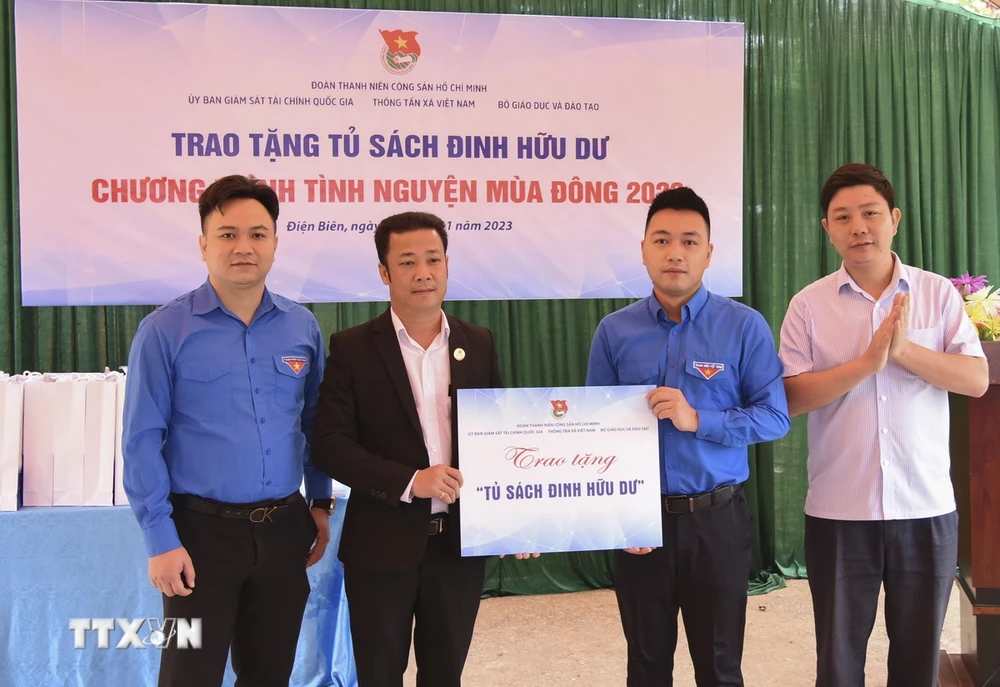 Đoàn Thanh niên TTXVN trao tượng trưng "Tủ sách Đinh Hữu Dư" cho Trường Tiểu học Ngối Cáy (Mường Ảng, tỉnh Điện Biên). (Ảnh: Xuân Tư/TTXVN)