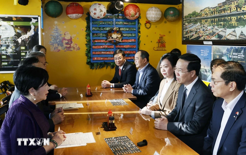 Chủ tịch nước Võ Văn Thưởng và Phu nhân cùng Thống đốc Tokyo Koike Yuriko tới thăm và thưởng thức tại Nhà hàng Bánh mỳ Xin chào. (Ảnh: Thống Nhất/TTXVN)