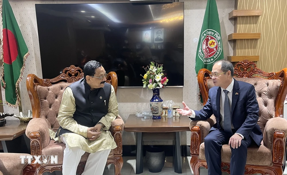Đại sứ Nguyễn Mạnh Cường trao đổi với Thị trưởng Chittagong Rezaul Karim Chowdhury. (Ảnh: TTXVN phát)