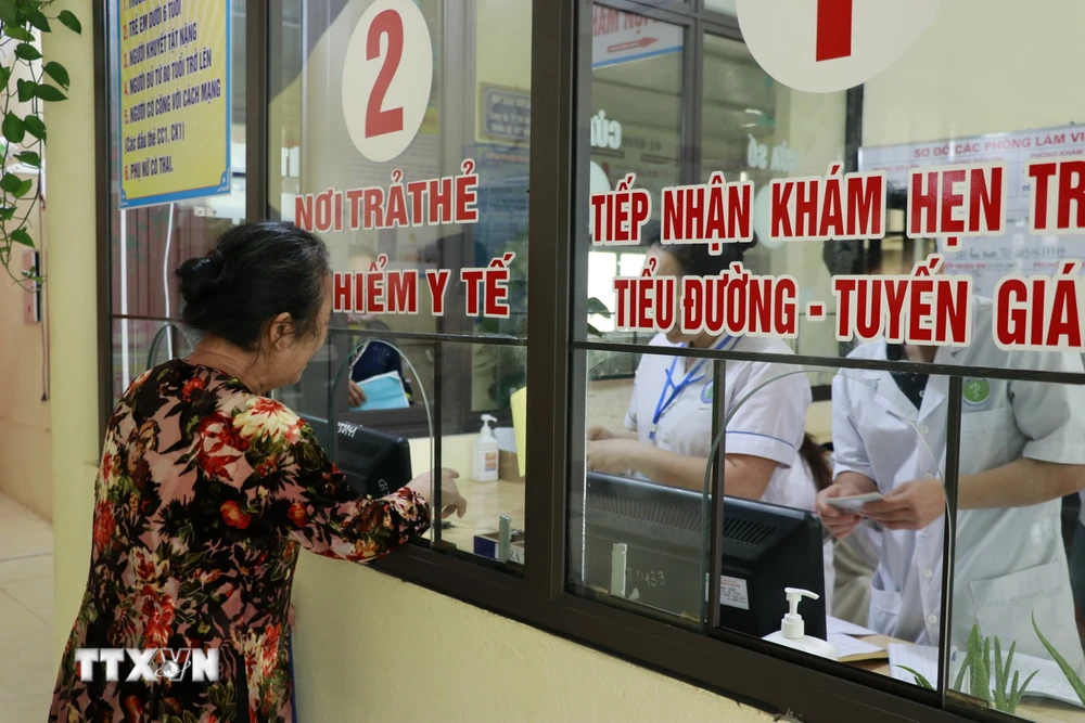 Người dân huyện Văn Chấn (Yên Bái) đăng ký khám, chữa bệnh bằng thẻ bảo hiểm y tế tại Trung tâm Y tế huyện. (Ảnh: Việt Dũng/TTXVN)