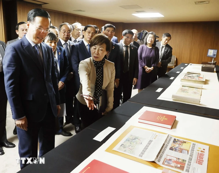Chủ tịch nước Võ Văn Thưởng thăm Thư viện Quốc hội Nhật Bản. (Ảnh: Thống Nhất/TTXVN)