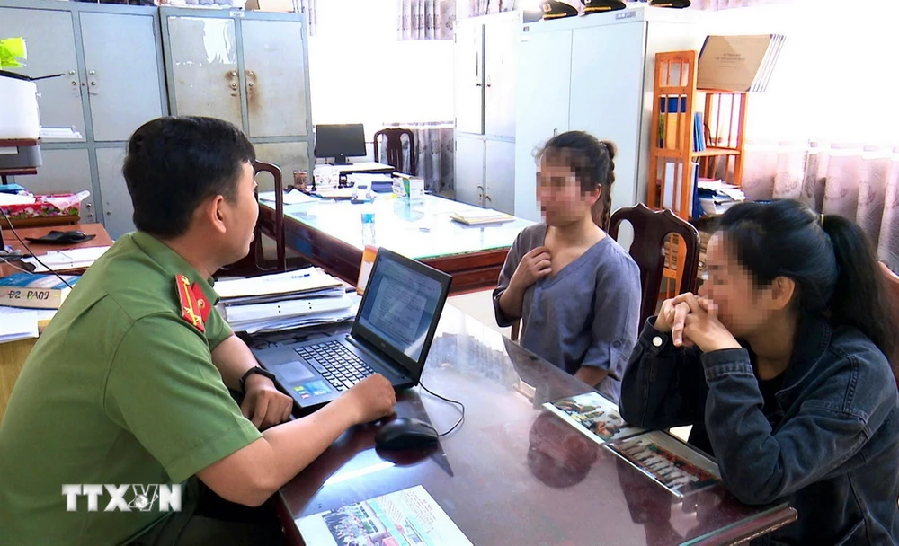 Hai cô gái trẻ được công an tỉnh Bạc Liêu giải cứu khỏi bọn buôn người tháng 5/2023. (Ảnh: Trọng Nguyễn/TTXVN)