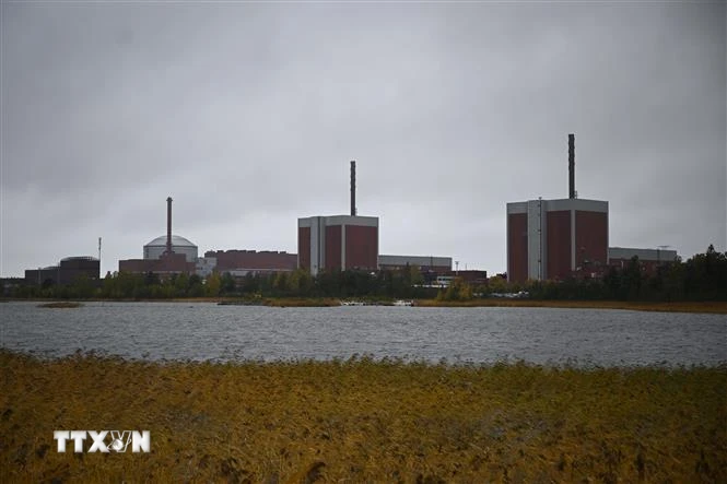 Lò phản ứng hạt nhân Olkiluoto 3 (trái) tại đảo Eurajoki, miền Tây Phần Lan. (Ảnh: AFP/TTXVN)