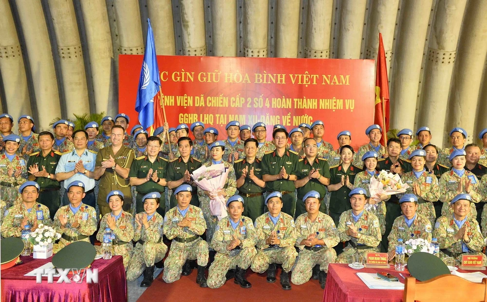 Lãnh đạo Cục Gìn giữ Hòa bình Việt Nam cùng đại diện các cơ quan Bộ Quốc phòng, Tùy viên Quốc phòng Australia tại Việt Nam và thân nhân, gia đình cùng cán bộ, y, bác sỹ Bệnh viện Dã chiến cấp 2 số 4. (Ảnh: Minh Đức/TTXVN)