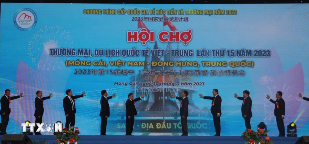 Đại biểu hai nước Việt Nam-Trung Quốc ấn nút khai mạc Hội chợ Thương mại-Du lịch Quốc tế Việt-Trung lần thứ 15. (Ảnh: Thanh Vân/TTXVN) 