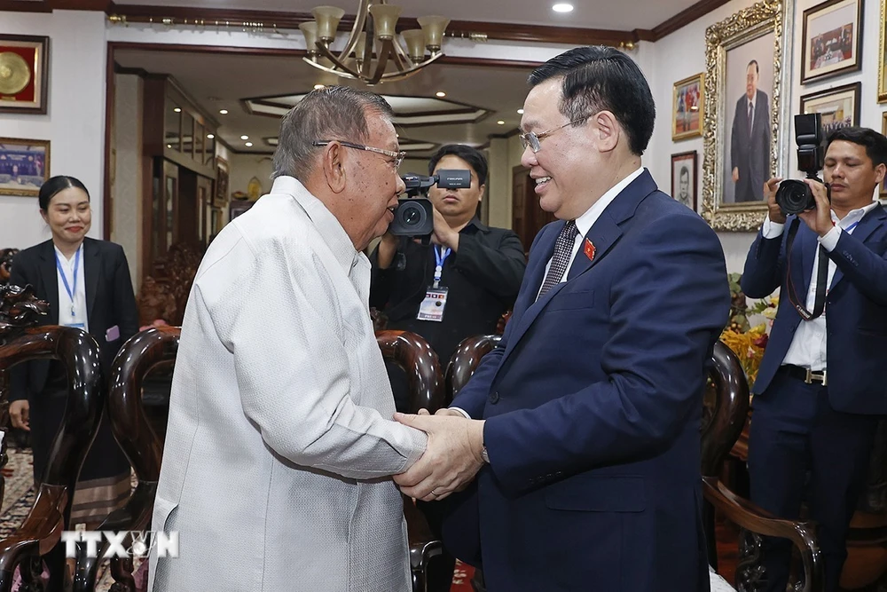 Chủ tịch Quốc hội Vương Đình Huệ thăm nguyên Tổng Bí thư, nguyên Chủ tịch nước Lào Bounnhang Vorachith. (Ảnh: Doãn Tấn/TTXVN)