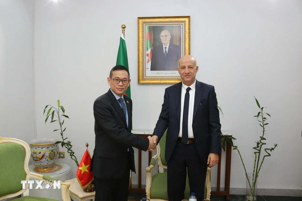 Đại sứ Trần Quốc Khánh (bên trái) chúc mừng ông Abdelkrim Benmbarek được bầu làm Tổng thư ký của Đảng Mặt trận Giải phóng Dân tộc Algeria (FLN). (Ảnh: Huỳnh Trung Khánh/TTXVN)