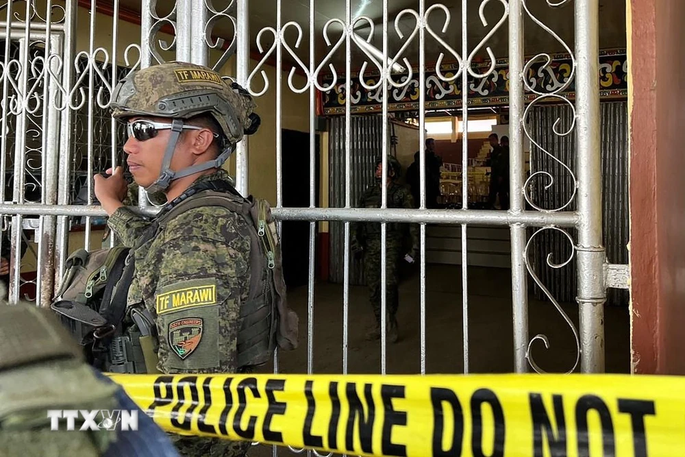 Binh sỹ Philippines gác tại hiện trường vụ đánh bom trường đại học bang Mindanao ở Marawi, tỉnh Lanao del sur, miền Nam Philippines. (Ảnh: AFP/TTXVN)