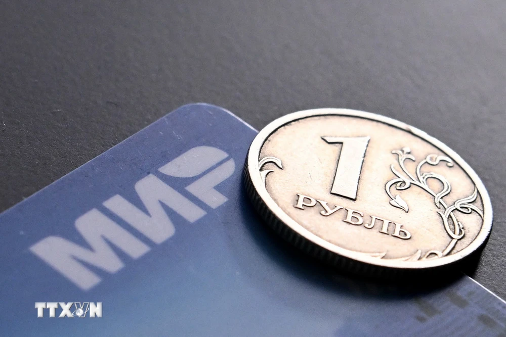 Đồng ruble và thẻ thanh toán MIR của Nga. (Ảnh: AFP/TTXVN)