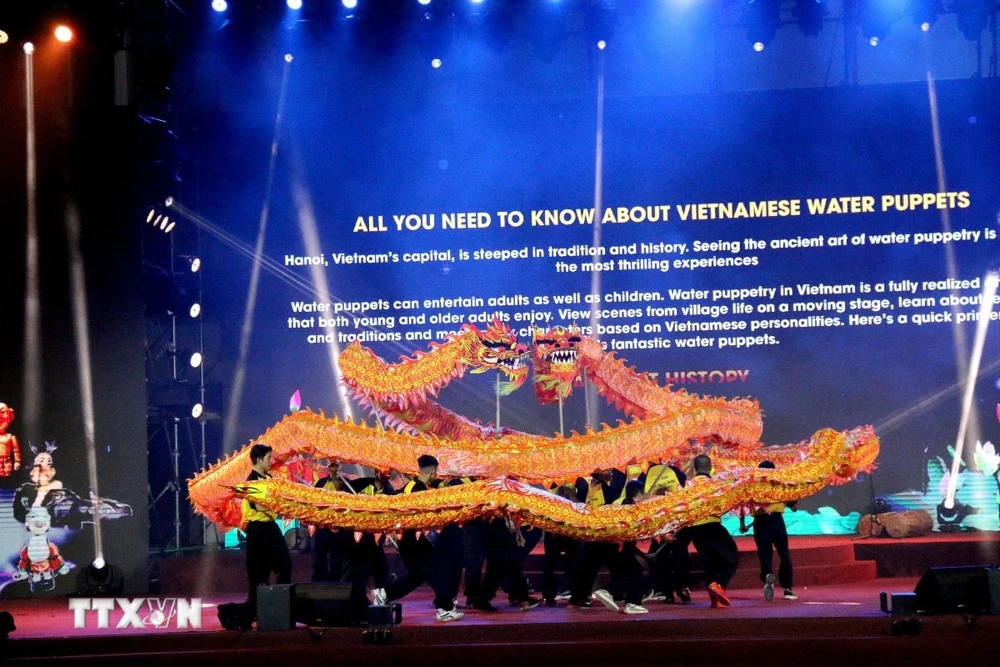 Biểu diễn múa rồng tại Lễ Khai mạc Lễ hội Nghệ thuật Biểu diễn Quốc tế lần thứ nhất năm 2023. (Ảnh: Nguyễn Thanh/TTXVN)