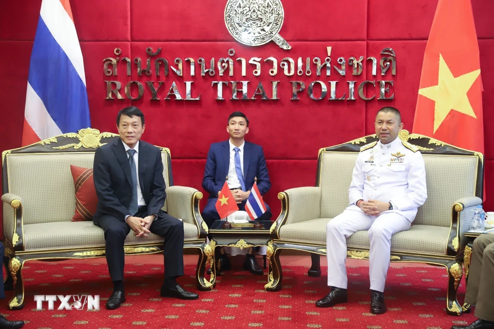 Thượng tướng Lương Tam Quang làm việc với Đại tướng Surachate Hakparn, Phó Tổng Tư lệnh Cảnh sát Hoàng gia Thái Lan. (Ảnh: Huy Tiến/TTXVN)