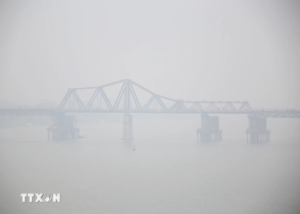 Cầu Long Biên chìm trong lớp sương mù dày đặc. (Ảnh: Tuấn Đức/TTXVN)