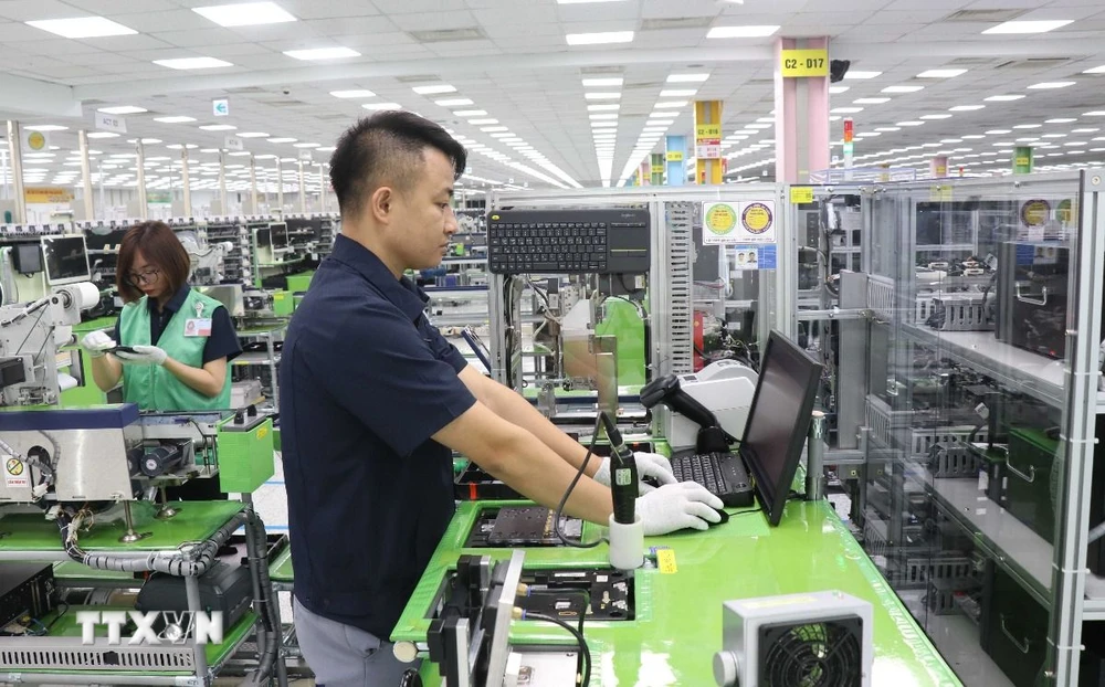 Công nhân Công ty TNHH Samsung Electronics Việt Nam, khu công nghiệp Yên Phong, tỉnh Bắc Ninh trong ca làm việc. (Ảnh: Thanh Thương/TTXVN) 