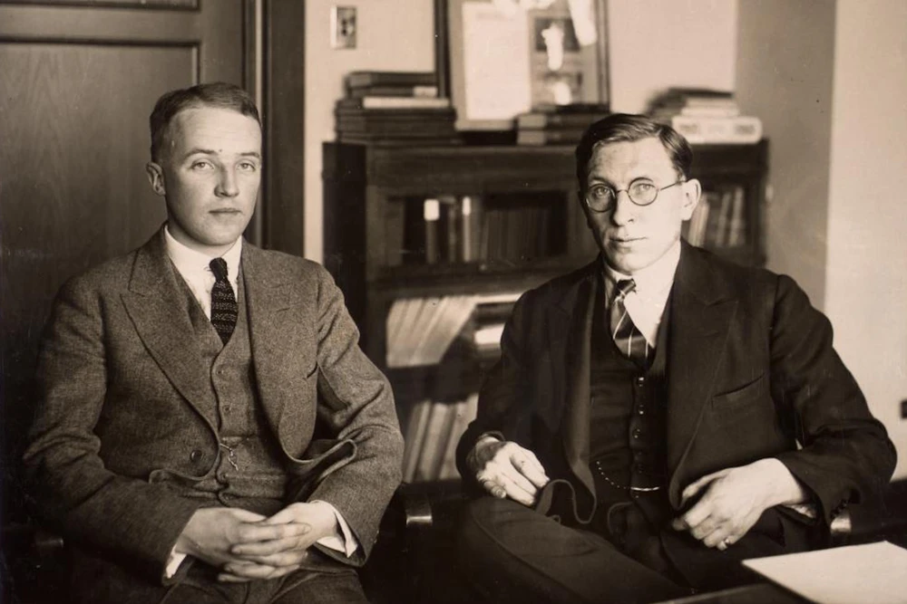 Bác sỹ Frederick Banting (phải) và Charles Best - những người đầu tiên tìm ra phương pháp điều trị cứu sống bệnh nhân đái tháo đường bằng Insulin. (Nguồn: Đại học Toronto)