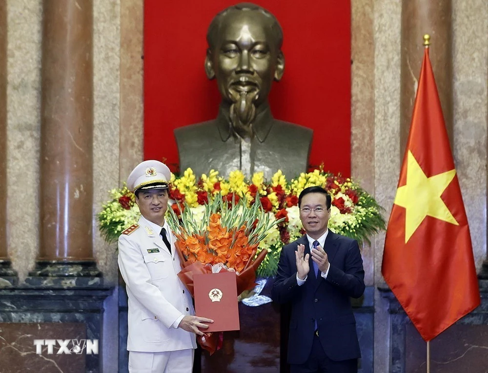 Chủ tịch nước Võ Văn Thưởng trao quyết định thăng cấp bậc hàm Thượng tướng cho Thứ trưởng Bộ Công an Nguyễn Duy Ngọc. (Ảnh: Thống Nhất/TTXVN)