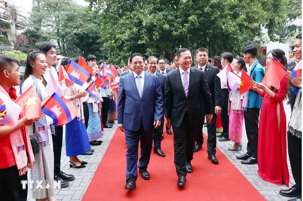 Thủ tướng Phạm Minh Chính và Thủ tướng Campuchia Samdech Hun Manet đến thăm Trường Đại học Ngoại thương. (Ảnh: Phạm Kiên/TTXVN)
