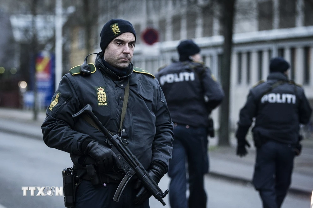 Cảnh sát Đan Mạch tuần tra tại ga tàu hỏa Noerrebro ở Copenhagen. (Ảnh: AFP/TTXVN) 