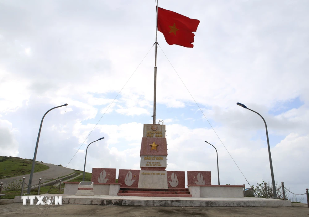 Cột cờ Tổ quốc trên huyện đảo Lý Sơn. (Ảnh: Vũ Sinh/TTXVN) 