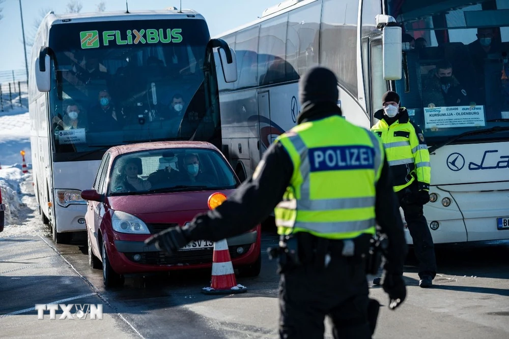 Cảnh sát kiểm tra các phương tiện tại biên giới Đức-Cộng hòa Séc ở Breitenau, miền Đông Đức. (Ảnh: AFP/TTXVN) 
