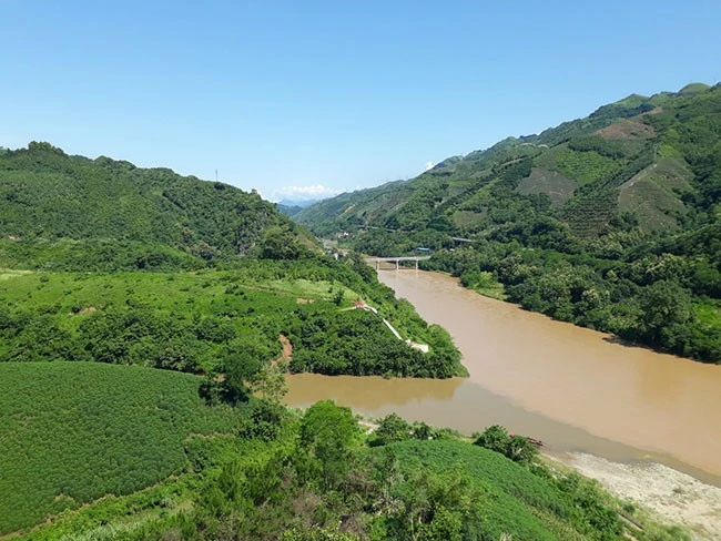 Lũng Pô - Nơi con sông Hồng chảy vào đất Việt. (Nguồn: Cổng thông tin điện tử tỉnh Lào Cai) 