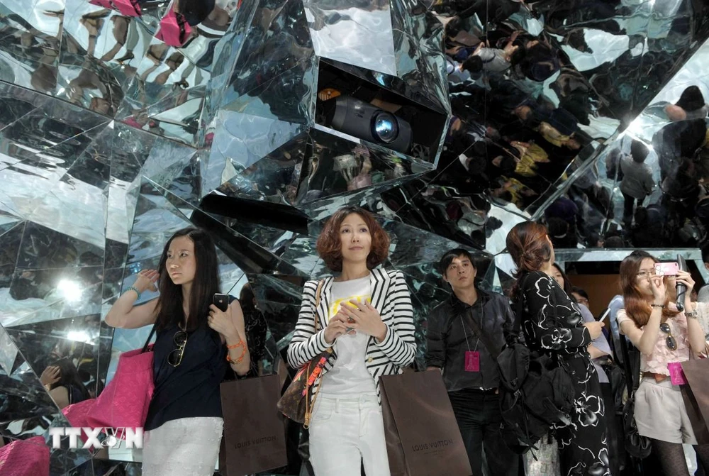 Người dân Trung Quốc tại một triển lãm các sản phẩm của Louis Vuitton ở Bắc Kinh. (Ảnh: AFP/TTXVN)