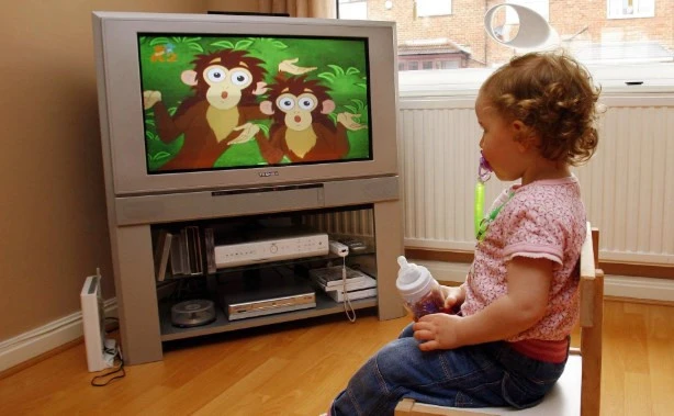 Trẻ 1 tuổi xem TV, màn hình điện thoại hoặc các thiết bị tương tự quá nhiều sẽ có nguy cơ chậm pht triển. (Nguồn: Telegraph) 