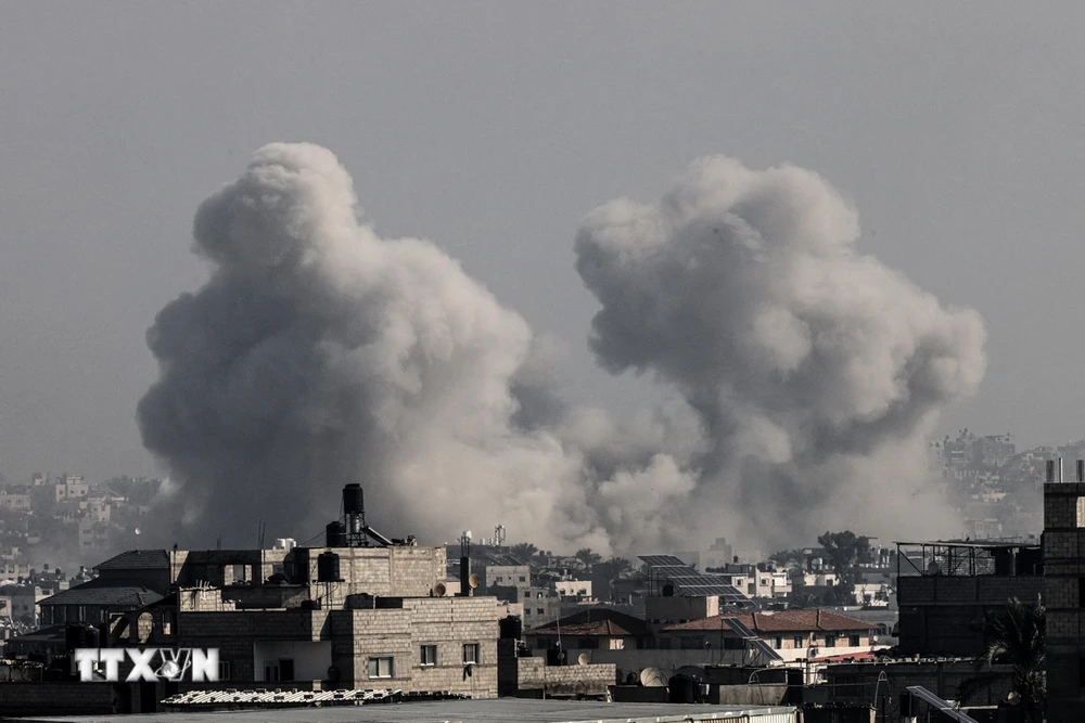 Khói bốc lên sau cuộc không kích của Israel xuống Dải Gaza ngày 17/12. (Ảnh: AFP/TTXVN)