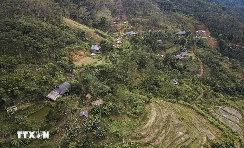 Những ngôi nhà tại khu tái khu suối Tào, xóm Bao, xã Giáp Đắt (Đà Bắc, Hòa Bình). (Ảnh: Trọng Đạt/TTXVN)