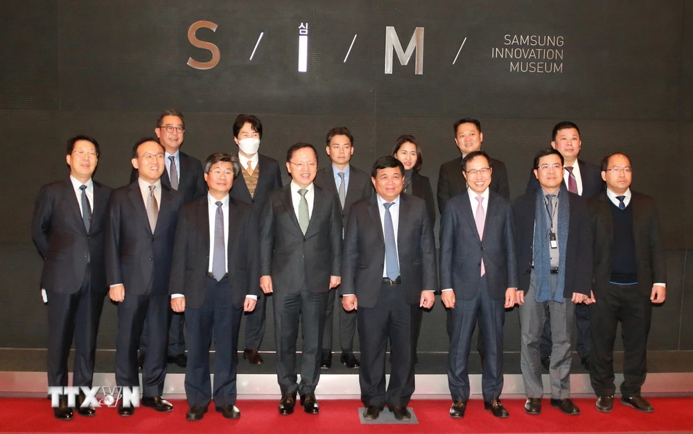 Đoàn đại biểu Bộ Kế hoạch và Đầu tư chụp ảnh lưu niệm với Đoàn đại biểu Tập đoàn Samsung tại Viện bảo tàng Đổi mới Samsung (Samsung Innovation Museum) khi tới thăm Tập đoàn Samsung tại Samsung Digital City ở thành phố Suwon, tỉnh Kyungg. (Ảnh: Đức Thắng/TTXVN)