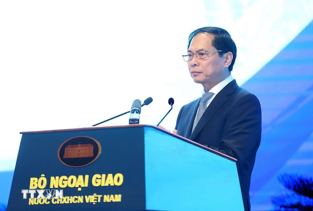 Bộ trưởng Bộ Ngoại giao Bùi Thanh Sơn phát biểu khai mạc Hội nghị Ngoại giao lần thứ 32. (Ảnh: Dương Giang/TTXVN) 