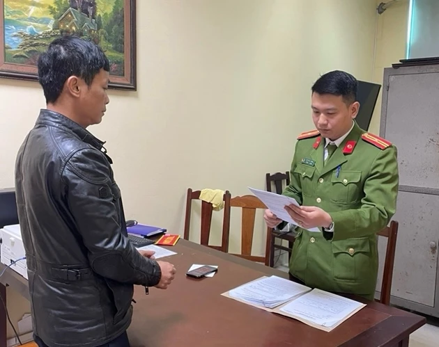 Cơ quan Cảnh sát Điều tra đang đọc lệnh bắt giữ đối với bị can Nguyễn Công Thành. (Ảnh: Cơ quan Công an cung cấp)