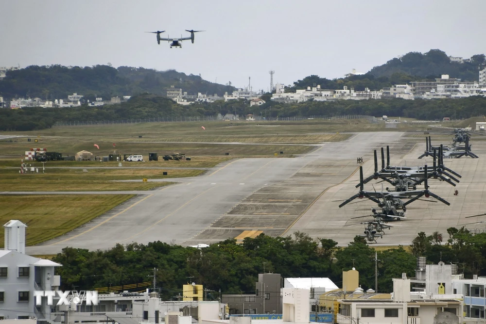 Một máy bay Osprey của Mỹ chuẩn bị hạ cánh xuống căn cứ Futenma ở Okinawa, Nhật Bản. (Ảnh: Kyodo/TTXVN)