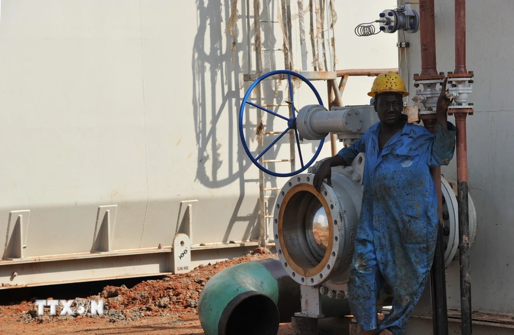 Công nhân làm việc tại một nhà máy lọc dầu ở Sudan. (Ảnh: AFP/TTXVN)