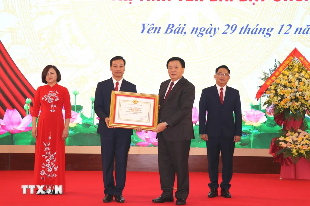 Ông Nguyễn Xuân Thắng trao Bằng công nhận Trường Chính trị tỉnh Yên Bái đạt chuẩn mức 1 cho lãnh đạo nhà trường. (Ảnh: Việt Dũng/TTXVN)