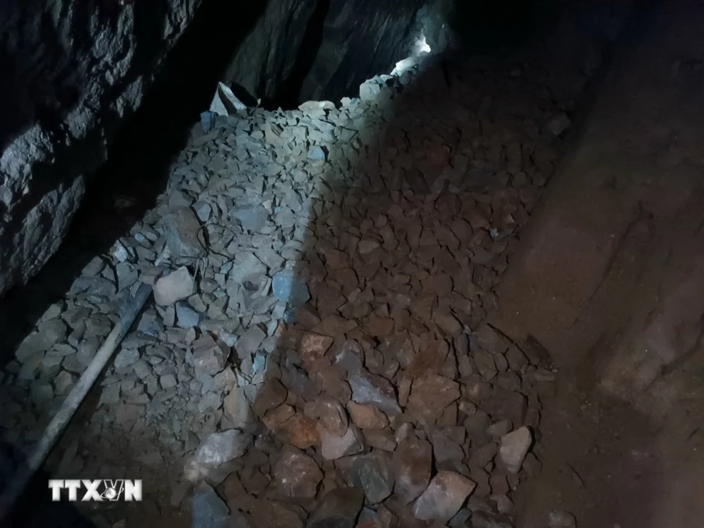 Lực lượng chức năng phát hiện 1 tấn quặng vàng tại hầm khai thác vàng sâu trong lòng đất tại bản Phiêng Chạng, xã Noong Hẻo, Sìn Hồ. (Ảnh: TTXVN phát)
