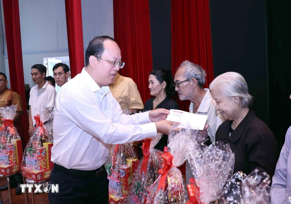 Ông Nguyễn Hồ Hải, Phó Bí thư Thành ủy Thành phố Hồ Chí Minh, trao tặng quà Tết Quý Mão cho đồng bào dân tộc thiểu số có hoàn cảnh khó khăn trên địa bàn Thành phố. (Ảnh: Xuân Khu/TTXVN)