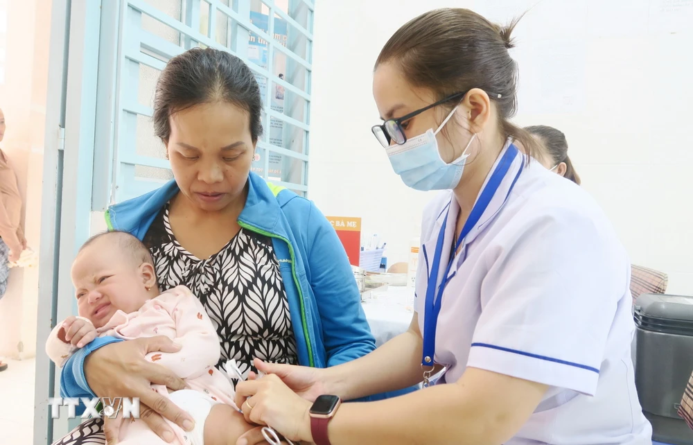 Tiêm vaccine dịch vụ tại Trạm Y tế xã Phong Phú, huyện Bình Chánh, Thành phố Hồ Chí Minh. (Ảnh: Đinh Hằng/TTXVN)