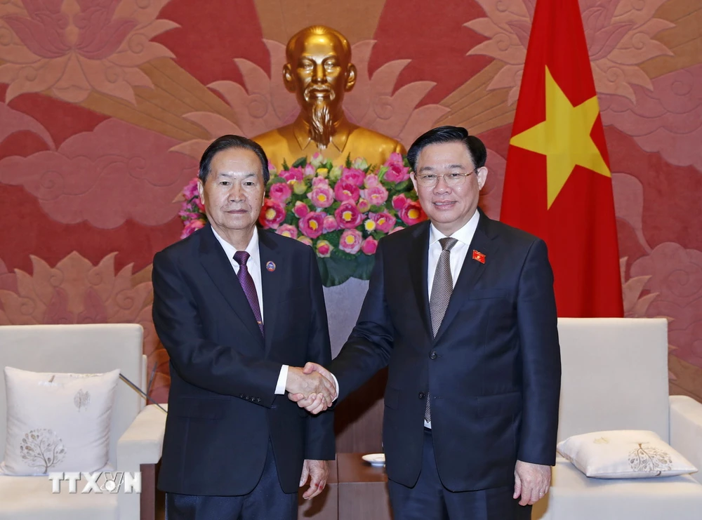 Chủ tịch Quốc hội Vương Đình Huệ tiếp Phó Chủ tịch Quốc hội Lào Chaleun Yiapaoher. (Ảnh: Nhan Sáng/TTXVN)