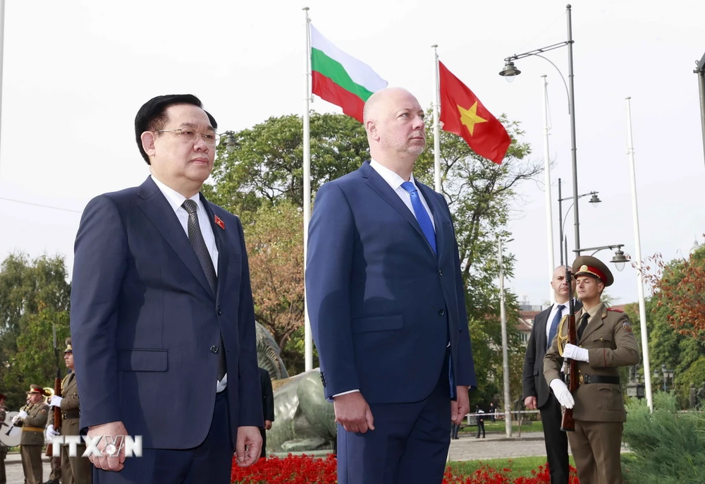 Chủ tịch Quốc hội Bulgaria Rosen Zhelyazkov chủ trì lễ đón trọng thể Chủ tịch Quốc hội Vương Đình Huệ thăm chính thức Bulgaria. (Ảnh: Doãn Tấn/TTXVN)