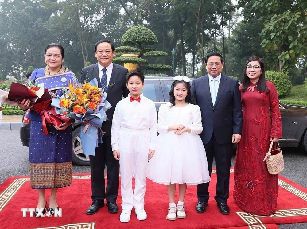 Thủ tướng Phạm Minh Ch&iacute;nh v&agrave; Phu nh&acirc;n c&ugrave;ng Thủ tướng L&agrave;o Sonexay Siphandone v&agrave; Phu nh&acirc;n tại Lễ đ&oacute;n. (Ảnh: Dương Giang/TTXVN)