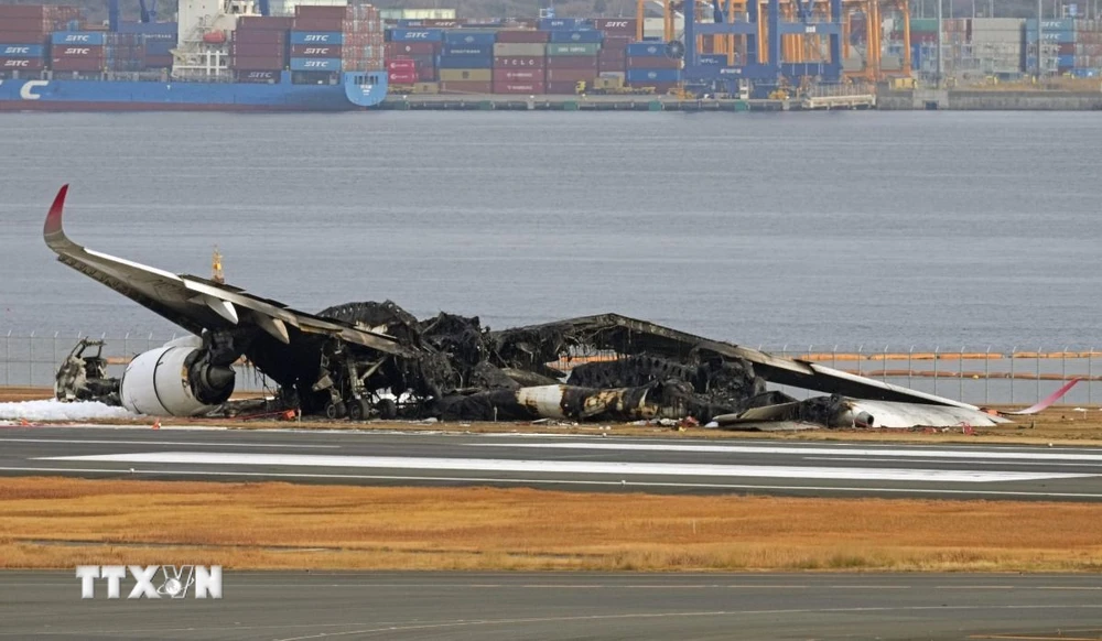 Máy bay chở khách của Hãng hàng không Japan Airlines sau vụ va chạm tại sân bay Haneda ở Tokyo, Nhật Bản. (Ảnh: Kyodo/TTXVN) 