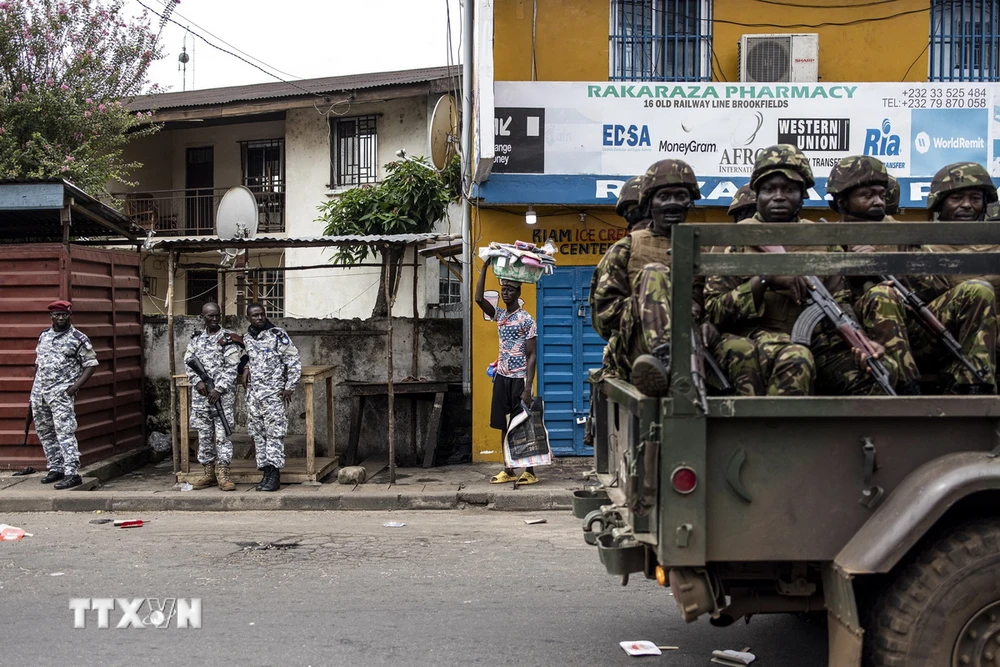 Binh sỹ Sierra Leone tuần tra trên đường phố Freetown ngày 26/6/2023. (Ảnh: AFP/TTXVN)