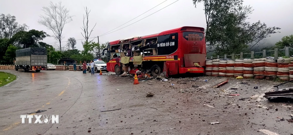 Hiện trường vụ tai nạn giao thông nghiêm trọng đã xảy ra trên đèo Lò Xo, đoạn qua thôn Măng Khênh, xã Đăk Man, huyện Đăk Glei (Kon Tum) làm 1 người chết, 12 người bị thương, rạng sáng 13/9/2023. (Ảnh: TTXVN phát)