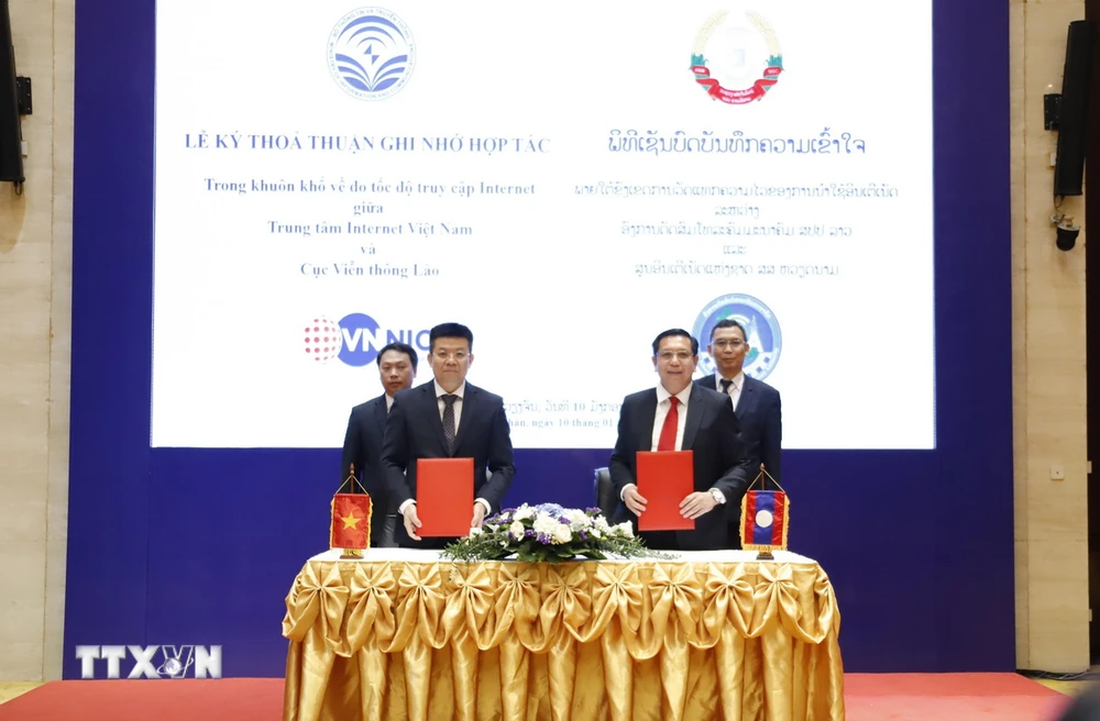 Lễ ký kết Biên bản thỏa thuận ghi nhớ (MOU) về đo tốc độ truy cập Internet giữa Trung tâm Internet Việt Nam (VNNIC) với Cục Viễn thông Lào (LRTA). (Ảnh: Đỗ Bá Thành/TTXVN)