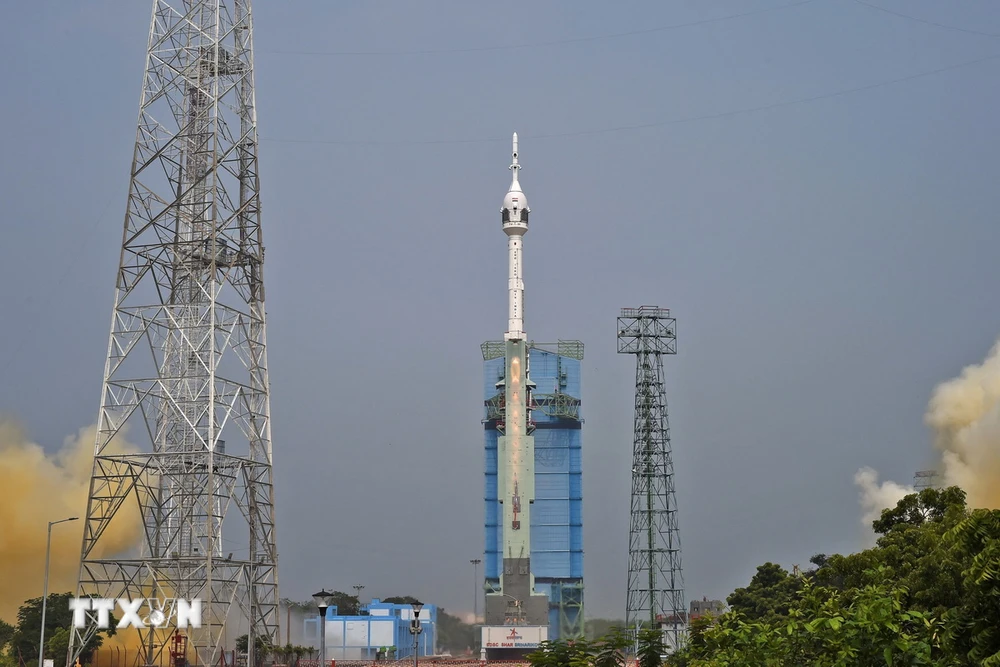 Vụ phóng thử tàu vũ trụ không người lái từ trung tâm vũ trụ Satish Dhawan ở Sriharikota, Ấn Độ, ngày 21/10/2023. (Ảnh: AFP/TTXVN)