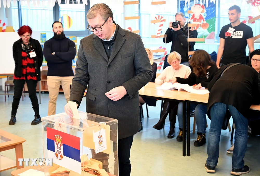 Tổng thống Serbia Aleksandar Vucic bỏ phiếu bầu Quốc hội tại Belgrade, ngày 17/12/2023. (Ảnh: AFP/TTXVN)