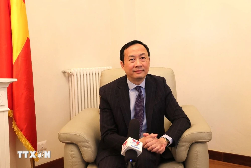 Đại sứ Việt Nam tại Italy kiêm nhiệm Malta Dương Hải Hưng trả lời phóng viên TTXVN tại Rome. (Ảnh: Dương Hoa/TTXVN)