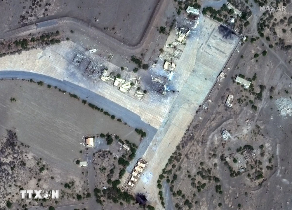 Hình ảnh từ vệ tinh Maxar cho thấy một số căn nhà bị phá hủy tại sân bay Hodeida (Yemen), sau các cuộc không kích của không lực Anh-Mỹ nhằm vào lực lượng Houthi ở Yemen, ngày 12/1. (Ảnh: AFP/TTXVN)