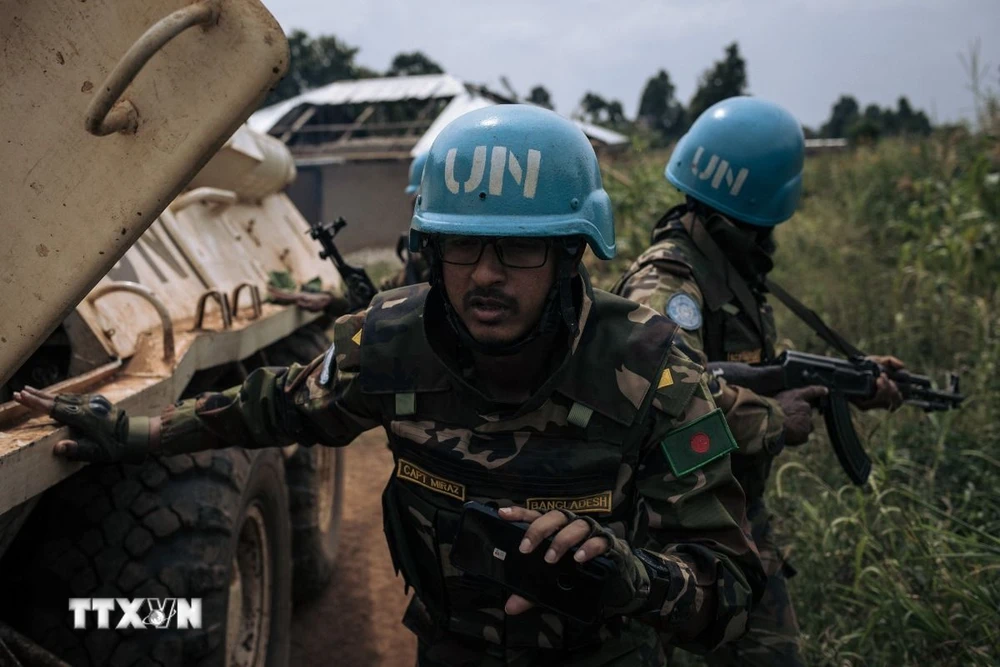Binh sỹ thuộc Phái bộ Gìn giữ hòa bình Liên hợp quốc (MONUSCO) tuần tra tại Dhedja, Cộng hòa Dân chủ Congo. (Ảnh: AFP/TTXVN)